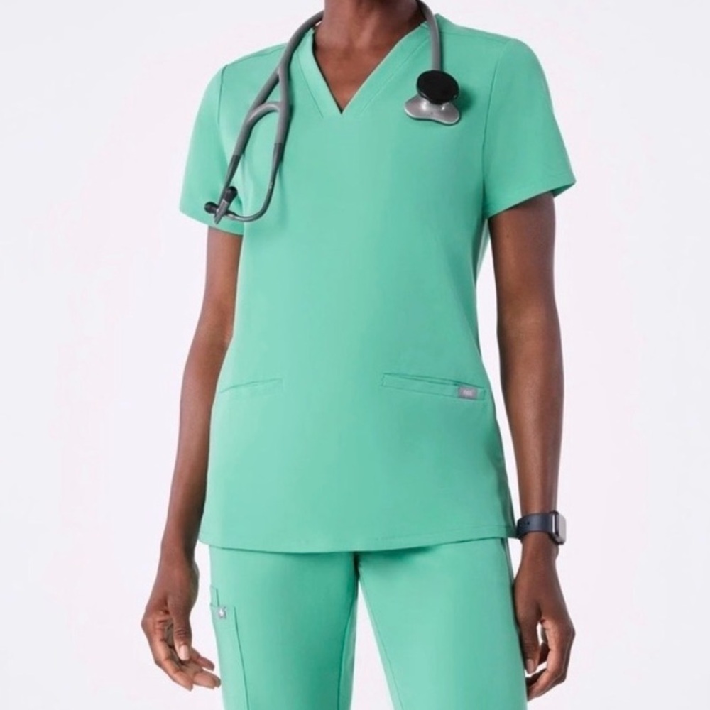 FIGS Casma Three-Pocket Scrub Top in Surgical Green NWT
